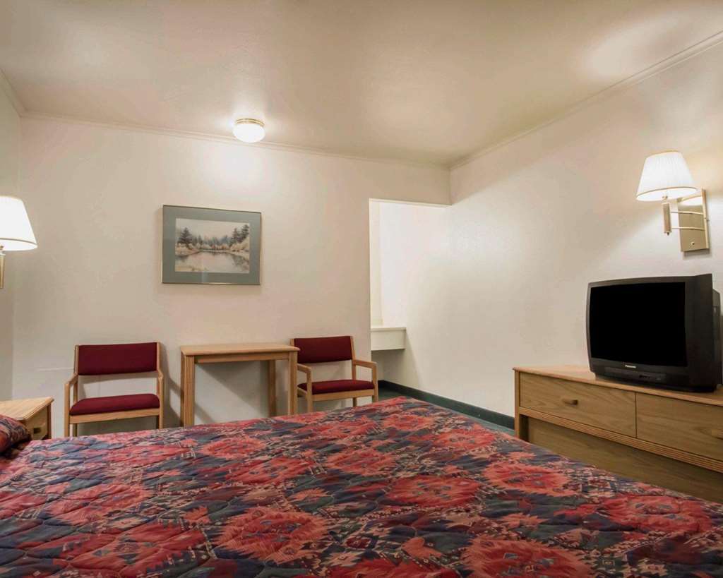 Deer Lodge Motel Sundance Room photo